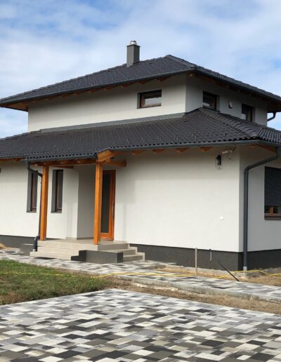 92mm-es profil vastagság 3 rétegű üveggel, minőségi fa nyílászárók egyedi méretben, vakolható tokos antracit szürke szúnyoghálóval kombinánt redőnnyel, kiszállítba, beépítve.