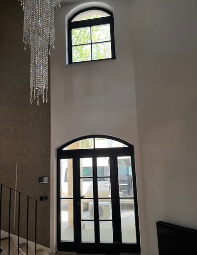 Elegancia biztonság egyben, prémium minőségű méretre gyártott Ral festett fa bejárati ajtó, fix oldalvilágítókkal, íves felülvilágítóval, bronz tükrös üveggel amely nem csak stílusos, hanem kiváló védelmet is nyújt otthonának!