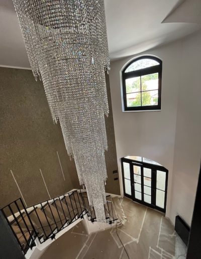 Elegancia biztonság egyben, prémium minőségű méretre gyártott Ral festett fa bejárati ajtó, fix oldalvilágítókkal, íves felülvilágítóval, bronz tükrös üveggel amely nem csak stílusos, hanem kiváló védelmet is nyújt otthonának!