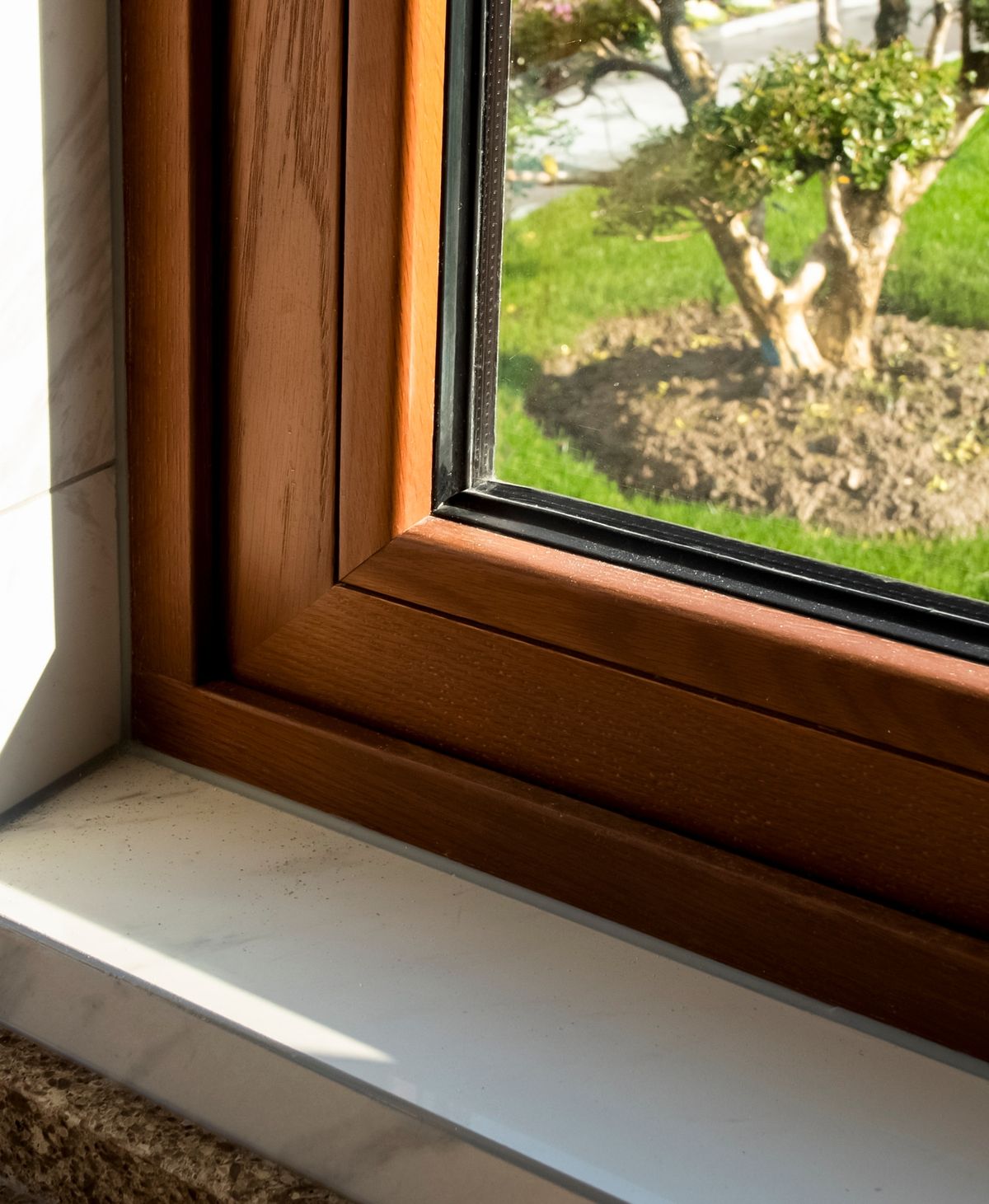 A,Corner,Of,Solid,Wood,Doors,And,Windows,Illuminated,By műanyag ablak