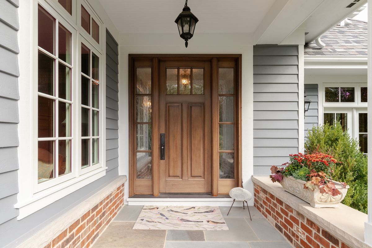 A,Front,Door,And,Covered,Porch,Detail,On,A,Home Műanyag ablak és ajtó