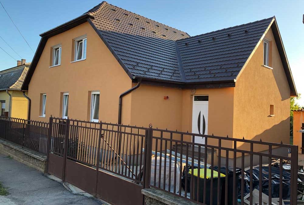 Műanyag bejárati ajtó választása: energiatakarékosság, biztonság és szakszerű beépítés egy kézből